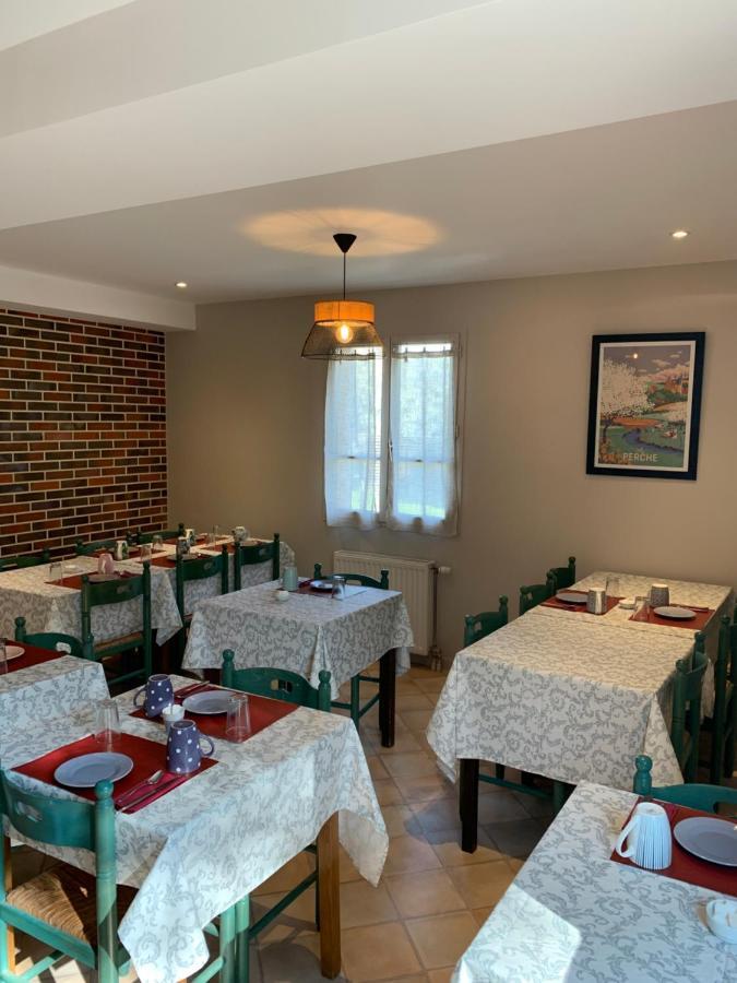 Logis-Hotel Restaurant Auberge Les Vallees Du Perche Vichères Eksteriør bilde
