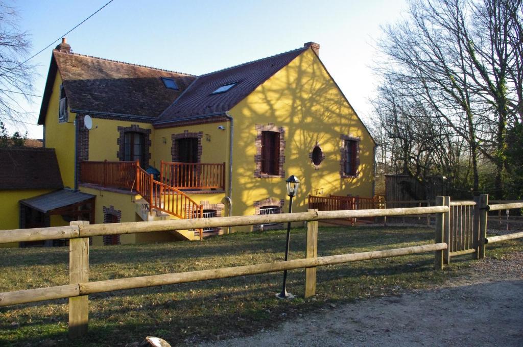 Logis-Hotel Restaurant Auberge Les Vallees Du Perche Vichères Eksteriør bilde