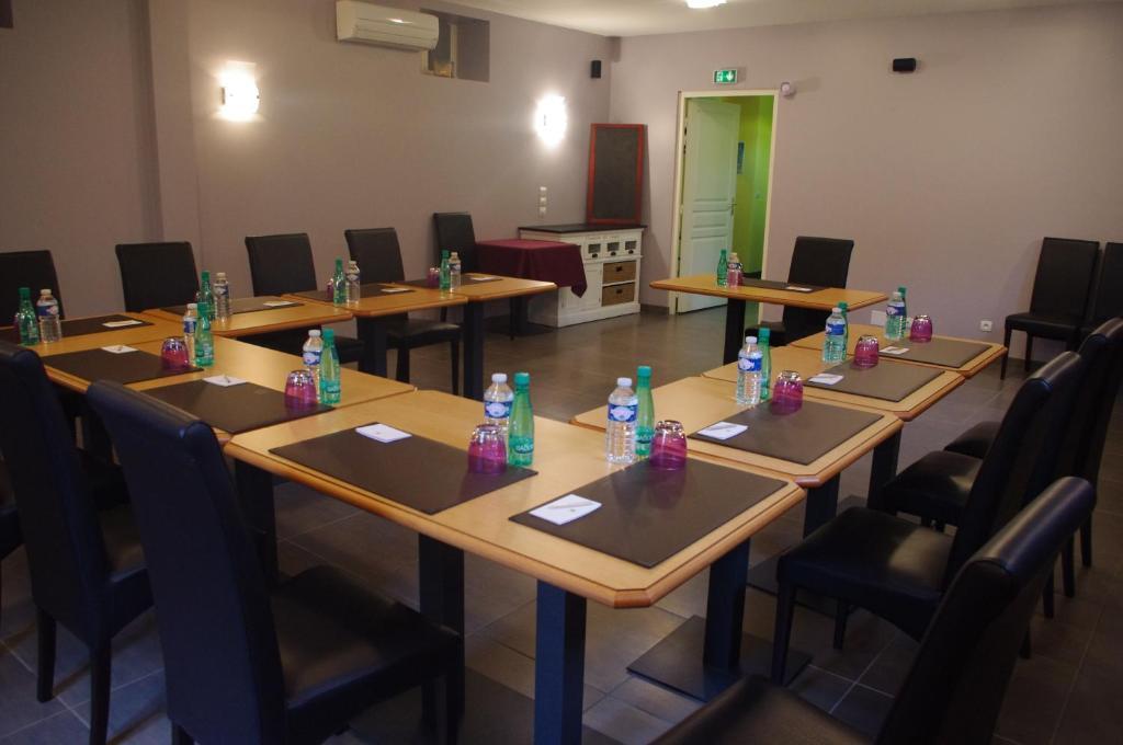 Logis-Hotel Restaurant Auberge Les Vallees Du Perche Vichères Eksteriør bilde