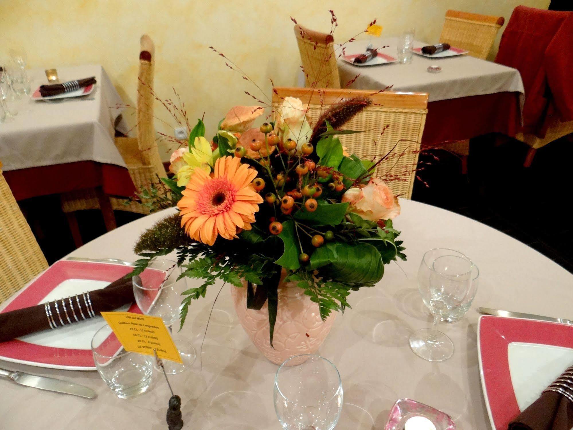 Logis-Hotel Restaurant Auberge Les Vallees Du Perche Vichères Eksteriør bilde